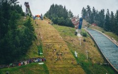 Najextrémnejší výbeh na veľký skokanský mostík v Tatrách. Bežali dôchodcovia i hasič