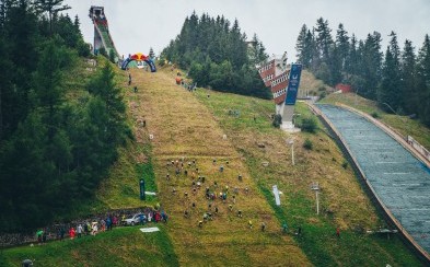 Najextrémnejší výbeh na veľký skokanský mostík v Tatrách. Bežali dôchodcovia i hasič