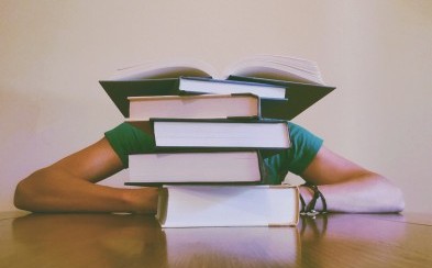 Neučte sa pri počúvaní hudby ani v kaviarňach, upozorňuje profesor Nigel Holt