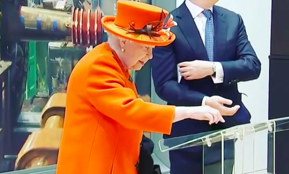 A toto tvoja babka vie? 92-ročná kráľovná Alžbeta II. instagramuje!