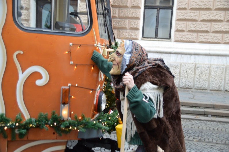 Ulicami Bratislavy už jazdí vianočná električka