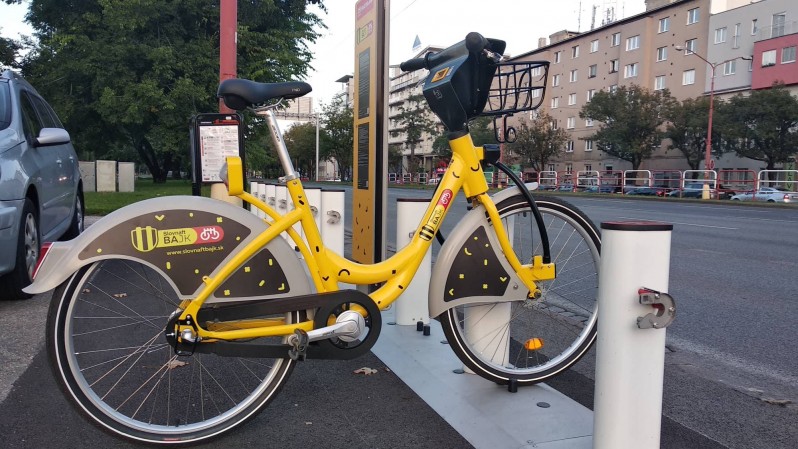 Po Bratislave sa môžete povoziť aj na žltom bicykli. Bikesharing už funguje