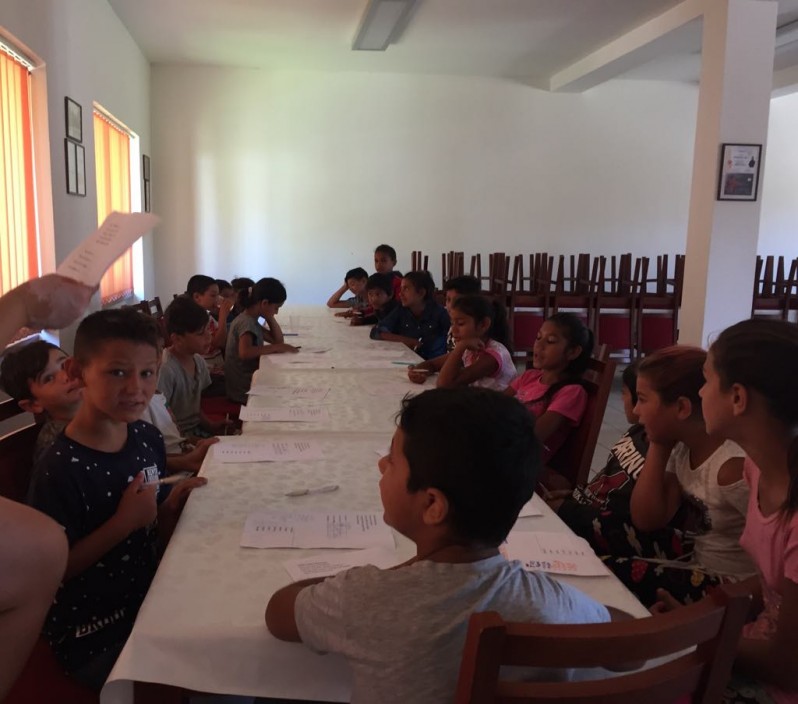 Naši najaktívnejší študenti: Filip Bajtoš dobrovoľne učí deti z rómskej osady