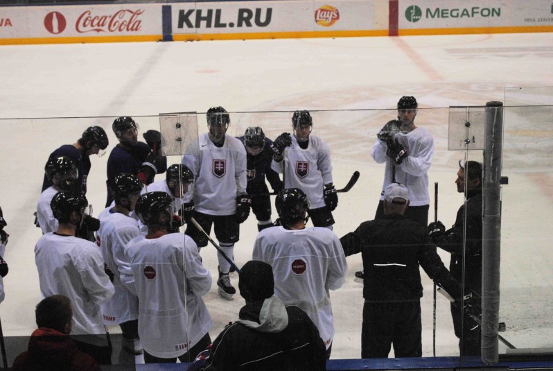 Hokejisti sa stretli v nekompletnej zostave. Na olympiáde poženú vpred Kuzminovú