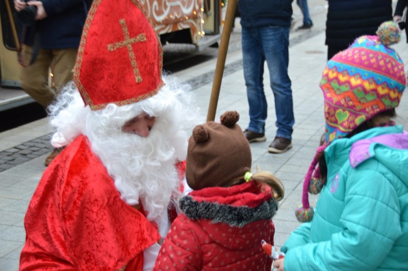 Ulicami Bratislavy už jazdí vianočná električka