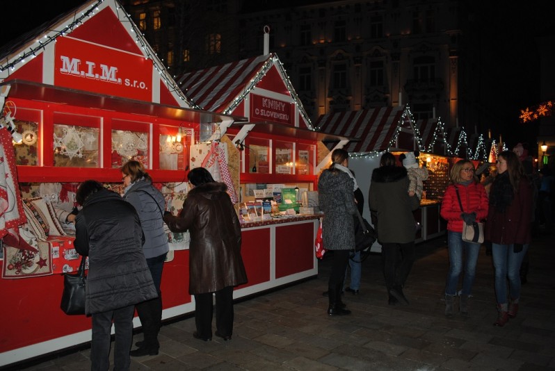 Vianočné trhy v Bratislave sú oficiálne otvorené