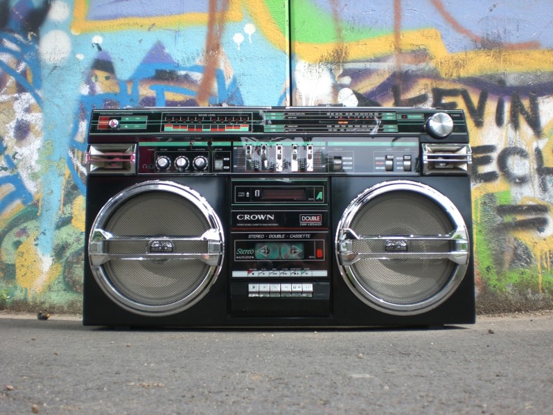 Prečo mladým pripadá rádio nudné? Aké témy a zmeny by prijali?