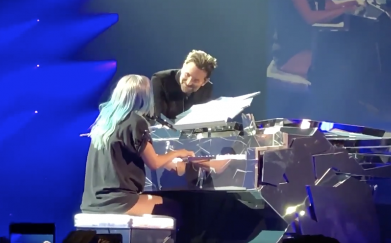 Lady Gaga a Bradley Cooper vystúpili po prvýkrát naživo s hitom Shallow